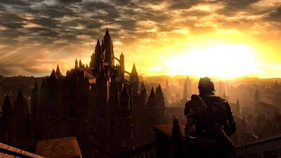 Um personagem de Dark Souls olha para Anor Londo, a luz do sol à distância e as torres gigantes dos edifícios.