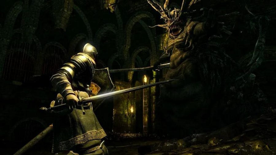 Um cavaleiro de Dark Souls enfrenta o Demon Firesage, uma coisa gigante, bulbosa e feia.