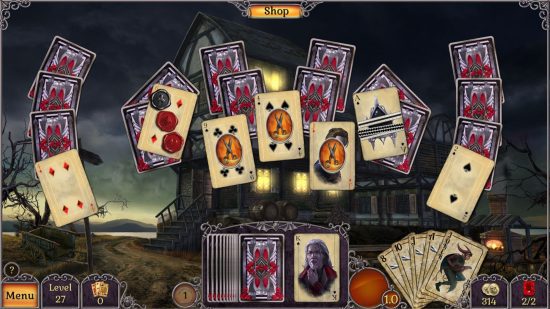 Uma das muitas maneiras de jogar Paciência no Switch e no celular, Jewel Match Twilight Solitaire, mostrando várias cartas assustadoras no fundo de uma casa mal-assombrada.