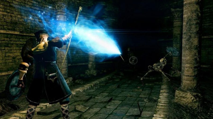 Um personagem mágico de Dark Souls dispara uma luz azul em um inimigo em uma ponte de pedra.