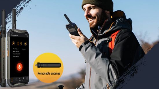 Um dos melhores telefones robustos, o Ulefone Power Armor 20WT, mostrando um homem segurando-o na boca.  Ele está de gorro e equipamento de caminhada, e o telefone tem uma antena acoplada para uso de walkie-talkie.