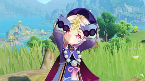 Genshin Impact Qiqi alcançando e brincando com o talismã em sua cabeça