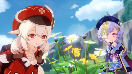 Genshin Impact Qiqi e Klee olhando flores na natureza