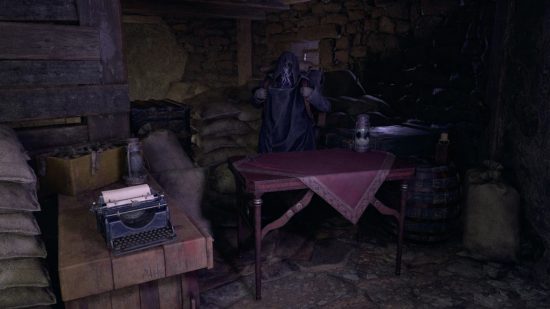 O comerciante de Resident Evil 4 estava atrás de uma mesa ao lado de um escritor de tipos