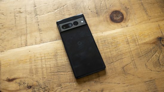 O telefone Google Pixel 7 Pro em uma mesa