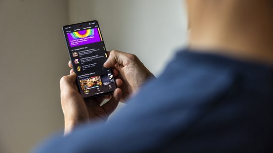 O Google Pixel 7 Pro sendo usado para acessar a Google Play Store