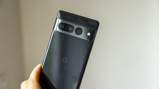 A parte de trás do telefone Google Pixel 7 Pro