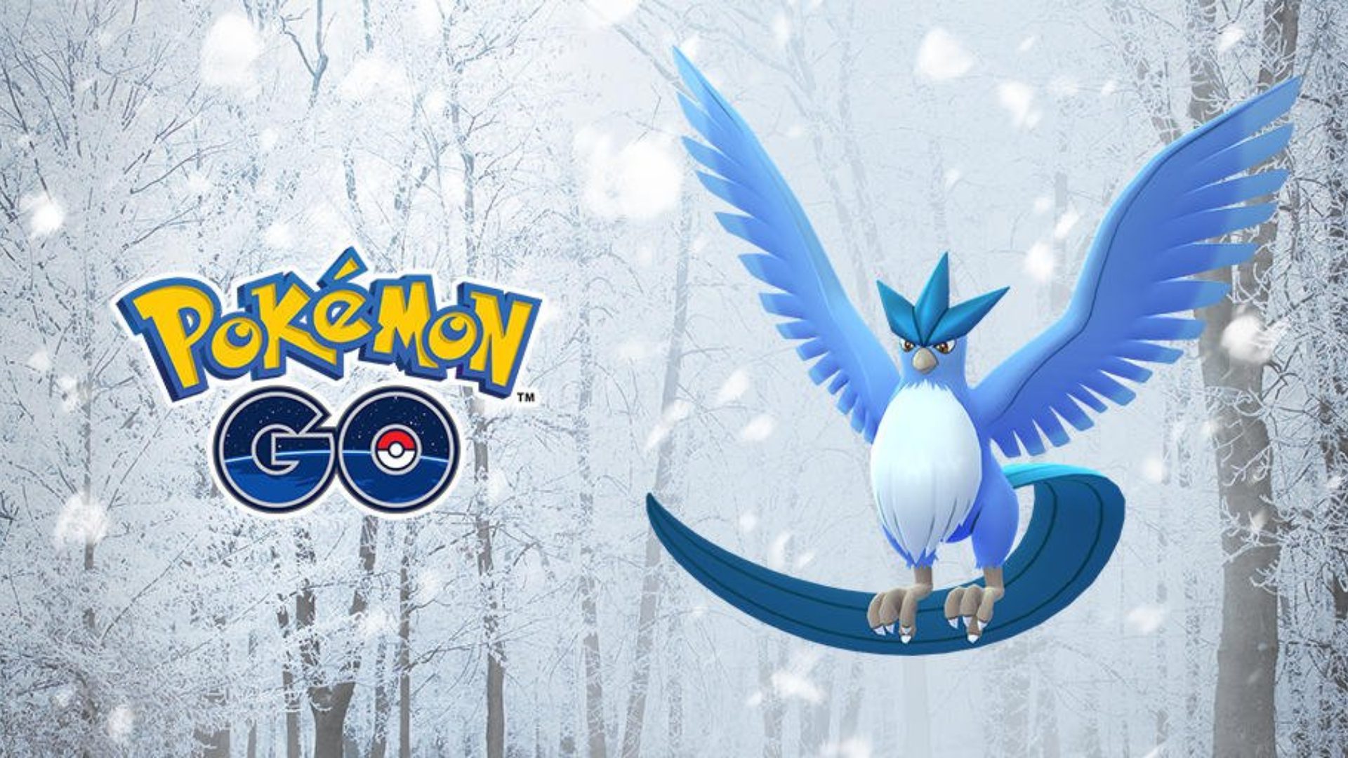 Articuno de Pokemon Go voando por uma floresta nevada ao lado do logotipo do jogo