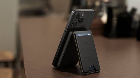 Revisão da carteira ESR Halolock Power Bank: um carregador de telefone portátil funciona como um suporte para um iPhone