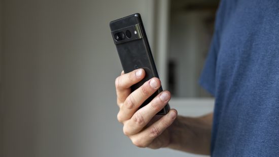 O Google Pixel 7 Pro em uma mão