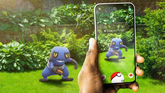 jogos Pokémon grátis Pokémon GO jogos gratuitos de Pokémon: um treinador pegando um Croagunk em seu telefone em um jardim