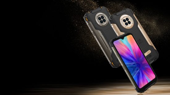 Um dos melhores smartphones robustos, o Doogee S96 GT, mostrado três vezes de diferentes ângulos à direita da imagem contra um fundo preto.  É preto e dourado, com revestimento extra para proteção.