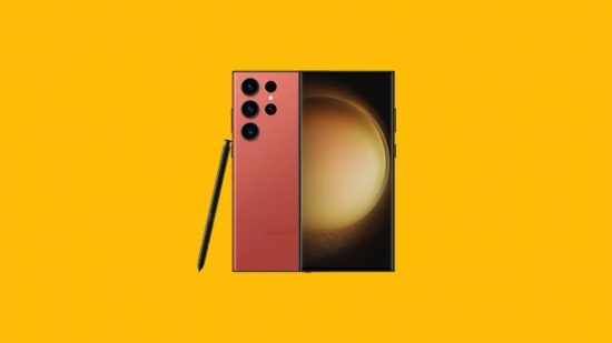 Um dos melhores telefones Samsung, mostrado duas vezes, em vermelho -- uma foto com a tela voltada para nós, a outra com a parte de trás, ligeiramente sobrepostas uma sobre a outra, em um fundo amarelo manga.  Há uma caneta encostada na tomada da esquerda, uma das traseiras do celular.