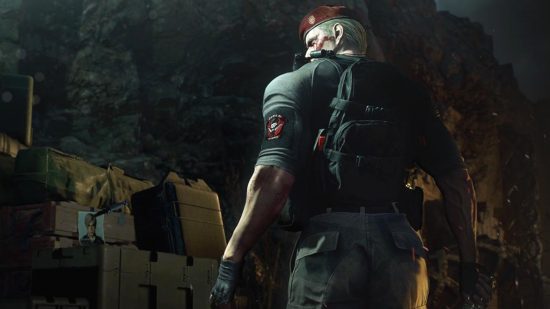 residente evil krauser 1 Resident Evil Krauser: Captura de tela de Krauser de costas para a câmera olhando por cima do ombro. Uma foto de Leon preso a uma superfície com uma faca pode ser vista ao fundo