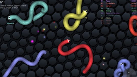 jogos de cobra 5 Jogos de cobra: uma captura de tela do Slither.io mostrando várias cobras coloridas em um fundo preto.