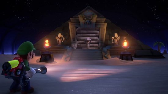 jogos de limpeza Luigi's Mansion 3: Luigi olhando para uma pirâmide no deserto à noite