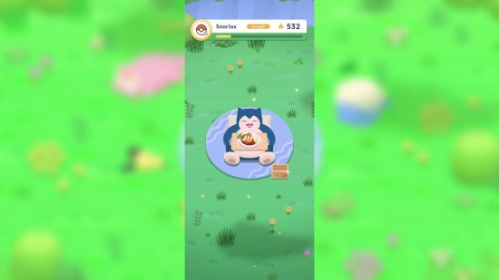 Revisão do Pokémon Sleep: uma captura de tela mostra Snorlax comendo uma refeição