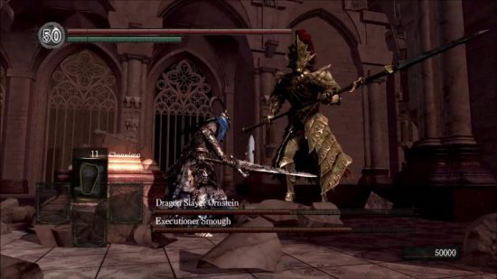 Luta contra o chefe Dark Souls Ornstein apresentando as barras de saúde dele e do Executioner Smough