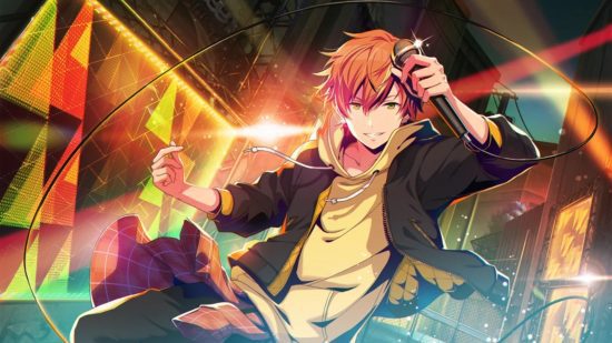 projeto sekai akito 1 Personagens do Projeto Sekai: Akito posando em sua roupa VBS na frente de luzes laranja.