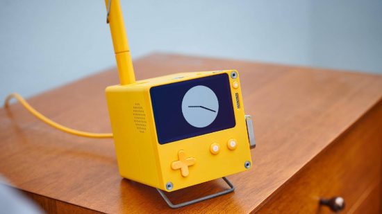 como-nós-testamos-3 Como testamos: a data de jogo é mostrada em uma mesa com um relógio como protetor de tela