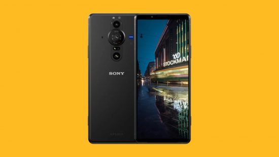 Melhores telefones Sony-um Sony Xperia Pro-I contra um fundo mango