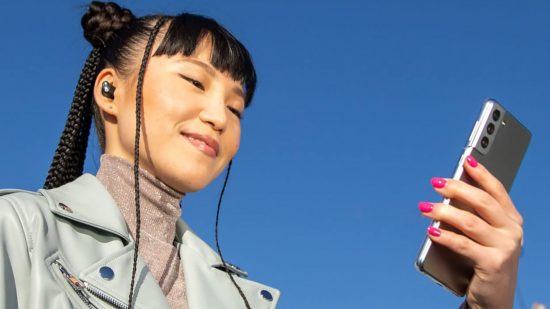 Captura de tela do Android - uma mulher sorrindo para o telefone