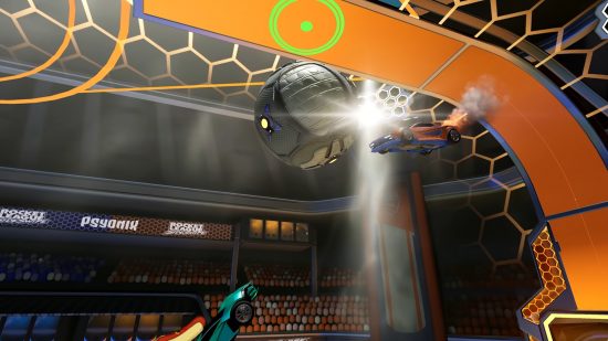 Um carro defendendo o gol e acertando a bola