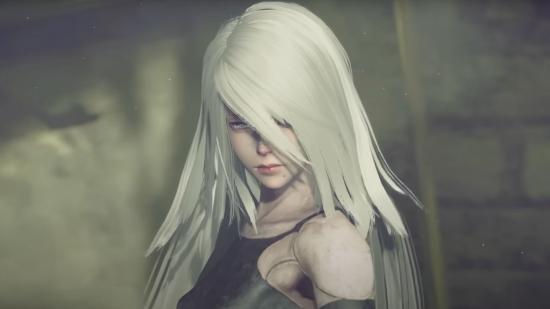 Nier Automata A2, close-up, com longos cabelos brancos sobre o rosto e um céu empoeirado ao fundo.