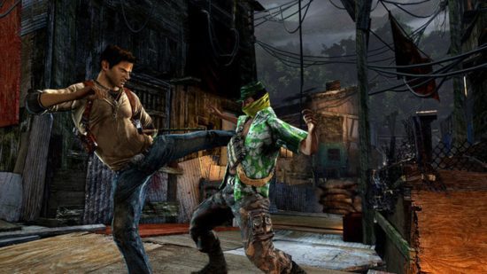 melhores jogos ps vita Uncharted Golden Abyss Melhores jogos PS Vita - Nathan Drake chutando um inimigo na cara