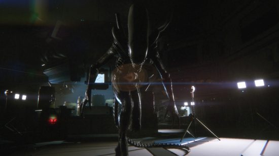 jogos de ciência 1 Jogos de ciência: uma captura de tela de Alien: Isolation mostrando um xenomorfo se aproximando do jogador e se elevando sobre ele.