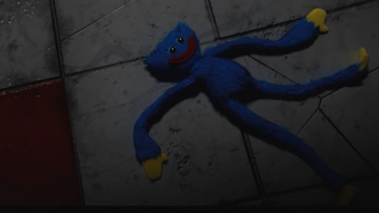 papoula playtime capítulo 3 2 Poppy Playtime Capítulo 3: Um brinquedo Huggy Wuggy caído e abandonado em um piso de ladrilhos brancos em um quarto escuro.