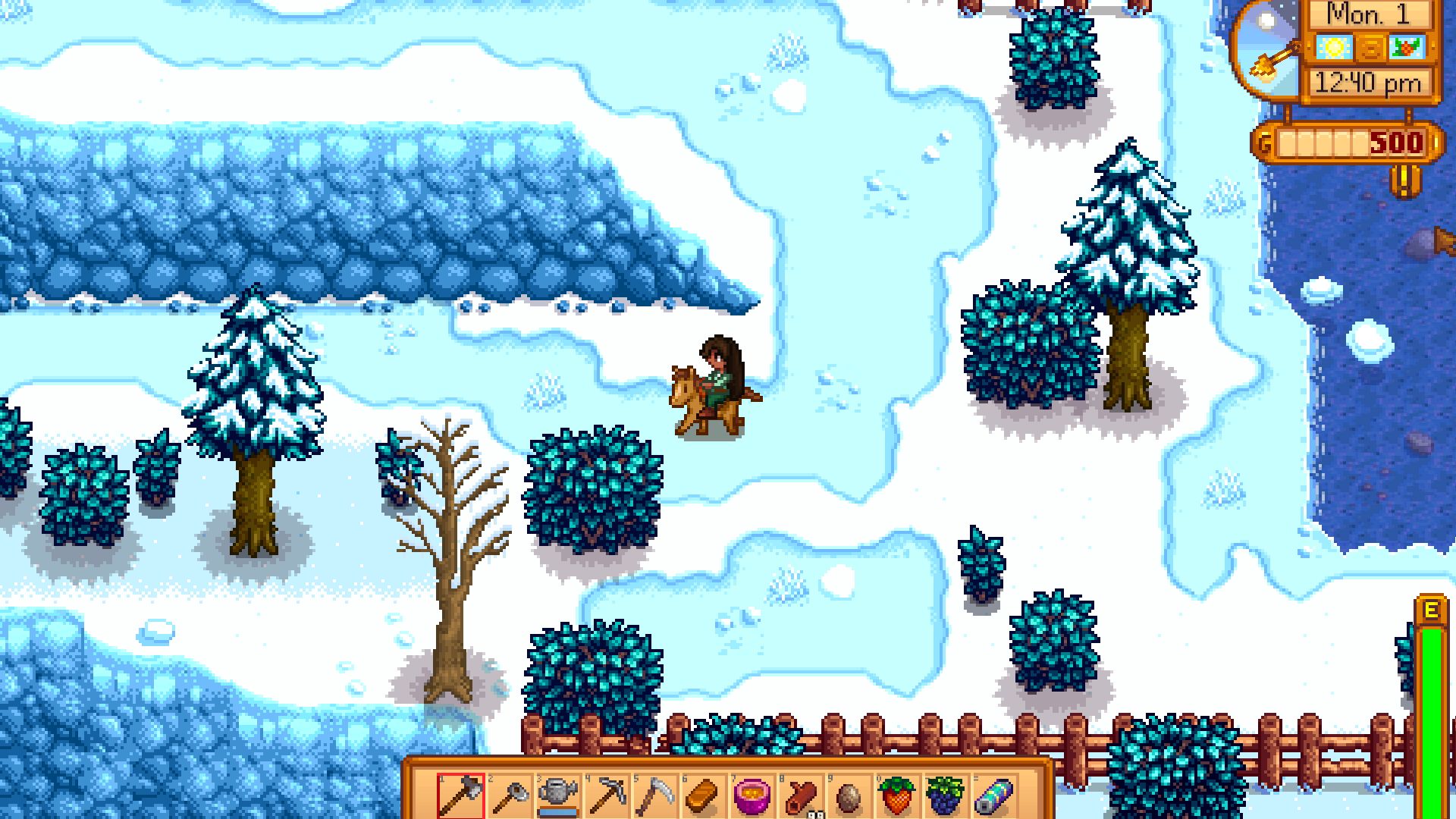 Um personagem em um pônei, em um campo gelado com árvores e arbustos, no relaxante jogo Stardew Valley.