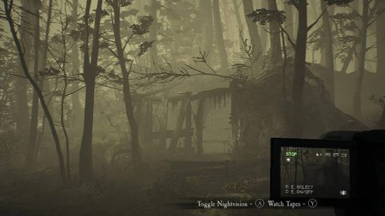 Jogos de cinema: uma perspectiva em primeira pessoa mostra uma pessoa explorando uma floresta assombrada