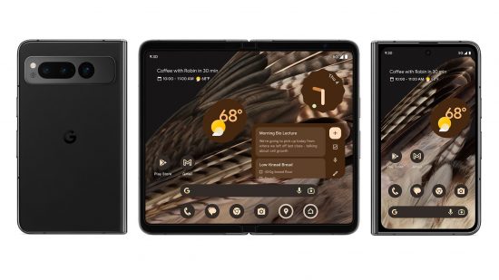 best-verizon-phone-deals-3 Uma das melhores ofertas de telefone da Verizon, o Google Pixel Fold, em um fundo branco liso. É mostrado em três configurações. À esquerda, dobrada e à frente, mostrando a linha da câmara e a sua moldura preta. À direita, dobrado, mas com a tela frontal mostrando os aplicativos domésticos e, no meio, a tela desdobrada e maciça no estilo tablet, com vários aplicativos e widgets na tela inicial.