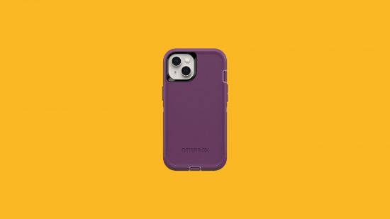 Uma das melhores capas de telefone, a Otterbox Defender Series, uma capa roxa em torno de um telefone retangular em um fundo amarelo.