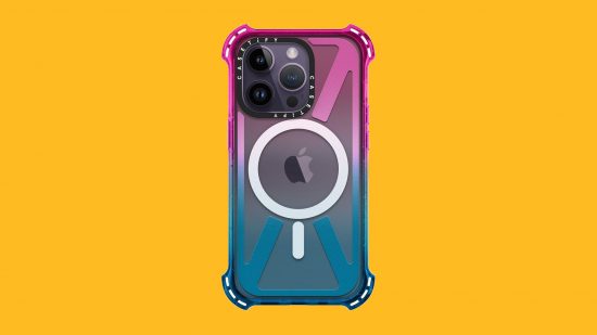 Melhores capas para iPhone: uma capa Casetify rosa e azul em um iPhone roxo escuro com um anel MagSafe, colado em um fundo de manga 
