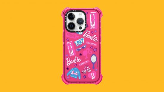 Melhores capas para iPhone: Uma capa rosa Ultra Impact Vasetify com tema da Barbie colada em um fundo de manga