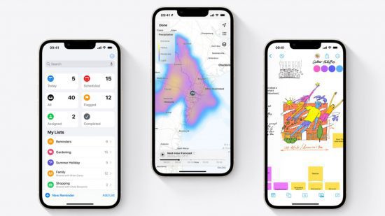 o que é ios-4 O que é iOS? Vários iPhones em um fundo branco com várias opções de menu e planos de fundo diferentes na tela, mostrando o novo software operacional.