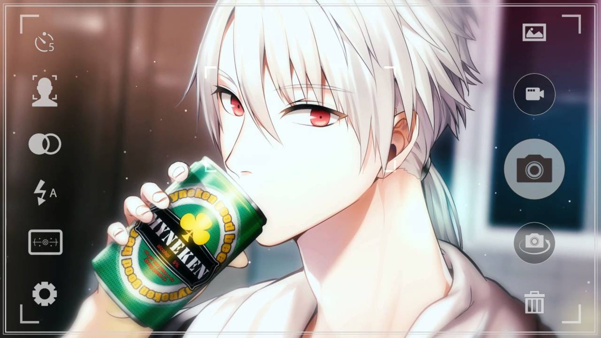 E-mails do Mystic Messenger - Zen bebendo uma cerveja visto através de uma câmera de telefone