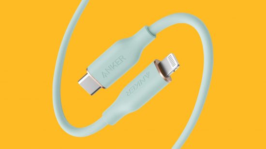 Melhor cabeçalho do cabo de carregamento do iPhone mostrando um cabo de carregamento, uma extremidade saindo de baixo para dar uma volta e mostrar sua extremidade USB-C, a outra extremidade vindo de cima para fazer o mesmo, mas mostrando um conector de iluminação.  É um azul claro em um fundo amarelo manga.