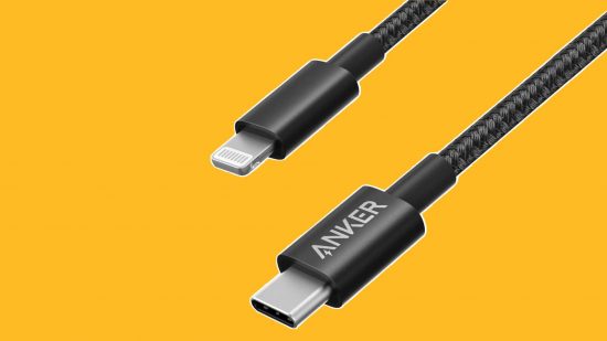 Melhor cabeçalho do cabo de carregamento do iPhone mostrando duas extremidades de um cabo de carregamento preto saindo do canto superior direito do quadro, tudo em um fundo amarelo manga.