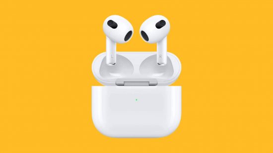 Os melhores fones de ouvido para iPhone: os fones de ouvido Apple Airpods Gen 3 são retratados contra um fundo amarelo