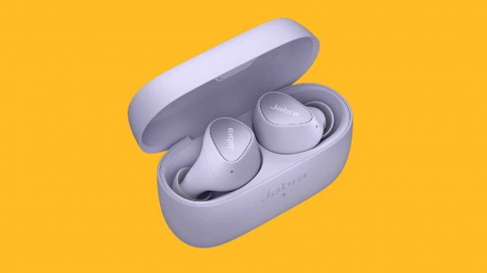 Os melhores fones de ouvido para iPhone: os fones de ouvido Jabra Elite 3 são visíveis contra um fundo amarelo