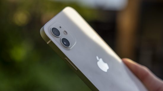 Uma foto aproximada das duas câmeras na parte traseira do iPhone 12