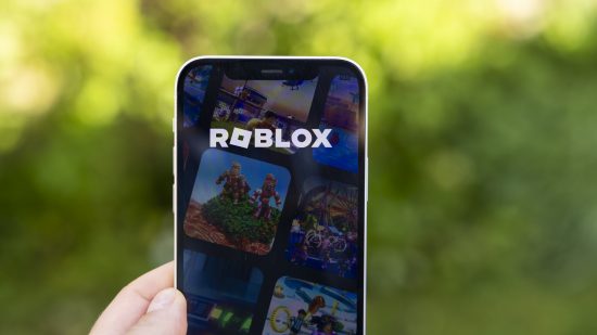Roblox na tela de um Apple iPhone 12