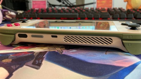 Ayaneo Air 1S: uma imagem lateral do dispositivo, mostrando os gatilhos, botões de volume e saída de ar