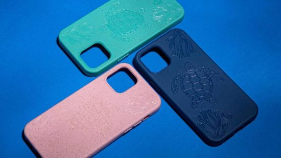 As melhores capas para iPhone 14: três capas de telefone contra um fundo azul