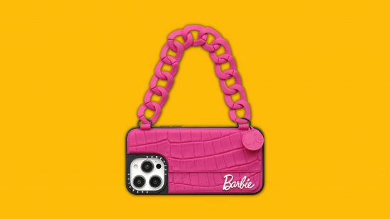 melhores capas para iphone 14 pro: a bolsa Casetify Barbie em um fundo amarelo