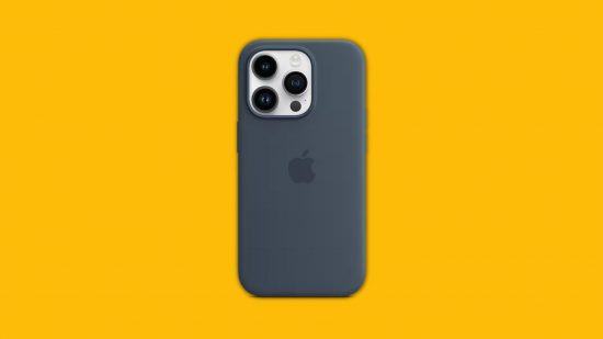 melhores capas para iphone 14 pro: uma capa de silicone preta em um fundo amarelo