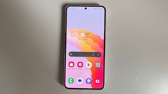 best-verizon-phone-deals-2 Uma das melhores ofertas de telefone Verizon, Samsung Galaxy S23 revisão tiro mostrando o Samsung Galaxy S23, em Lavanda, plana sobre uma mesa mostrando a tela inicial.